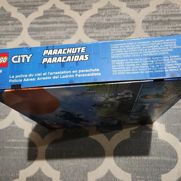 NEW LEGO 60208 Sky Police Parachute Arrest 218 pcs - Picture 4 of 6